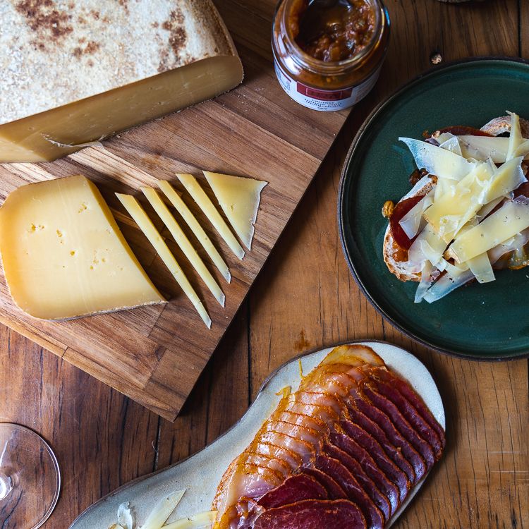 Kit Queijo, Vinho e Charcutaria